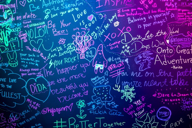 A living art wall with inspirational quotes from visitors is part of Earth Illuminated, a new immersive art experience on International Drive on Sept. 27, 2023. (Patrick Connolly/Orlando Sentinel)